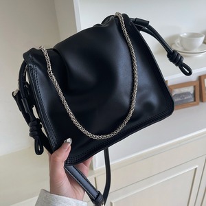 Bolso de hombro negro suave con cordón y correa de cadena para uso diario Otoño 2023 - Product Image 1