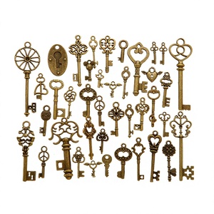 Lot de 40 breloques clés mélangées pour fêtes d'anniversaire et mariages, clés squelette anciennes, en alliage bronze antique, pliables et colorées - Product Image 1
