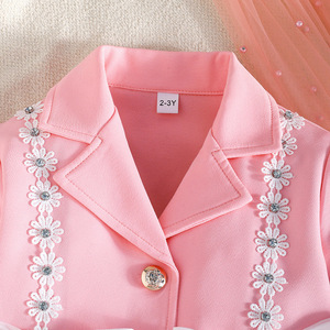 Elegante Completo per <span class=keywords><strong>Bambina</strong></span>: <span class=keywords><strong>Blazer</strong></span> Rosa con Bordo Floreale <span class=keywords><strong>Bianco</strong></span>, Doppio Fiocco e Gonna Plissettata - Product Image 6