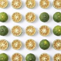 Assaisonnement acidulé naturel faible en calories, demi-agrumes lyophilisés pour une cuisine saine et des aliments diététiques, demi-lime verte lyophilisée coupée