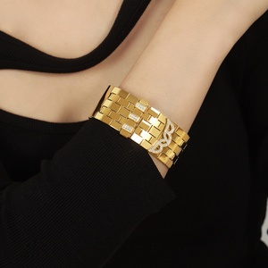 Bracelet jonc épais tendance en acier inoxydable plaqué or 18 carats et zircon, étanche, pour femme, idéal pour les soirées - Product Image 3