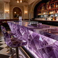 Comptoir de bar en résine transparente de luxe, surface en cristal rétroéclairée, réception d'hôtel, intérieur commercial, mobilier sur mesure
