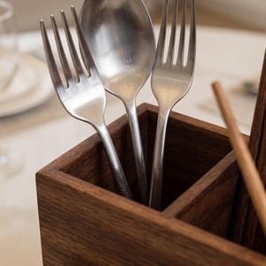 Organisateur de couverts en bois haut de gamme avec design carré, support de rangement de cuisine multi-compartiments pour cuillères et fourchettes, en vente - Product Image 2