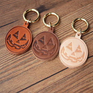 Porte-clés en cuir Citrouille d'Halloween – Pendentif sculpté en cuir de vachette véritable, gravure personnalisée disponible - Product Image 1