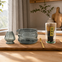 Ensemble de bols à matcha en verre texturé gris fumé avec fouet en bambou et cuillère, idéal pour la maison, le café, la cérémonie du thé, ou comme cadeau (vente en gros)