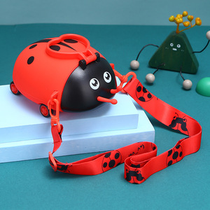 Nouveau dessin animé <span class=keywords><strong>coccinelle</strong></span> enfants tasse en plastique avec corde rebondissant paille Portable jouet tasse Sports de plein air Portable tasse - Product Image 6