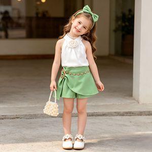 Set Estivo per <span class=keywords><strong>Bambina</strong></span> 2026, Top Corto Bianco con Fiori e Halter + <span class=keywords><strong>Pantaloncini</strong></span> <span class=keywords><strong>Verdi</strong></span> con Catena, Set di Moda 2 Pezzi - Product Image 1