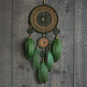 Atrapasueños de plumas verdes del bosque bohemio con acento de cuentas de madera para colgar en la pared espiritual del Hogar disponible, a precios al por mayor. - Product Image 1