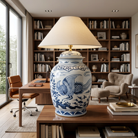 Lampe de table en céramique vintage orientale bleu et blanc avec motif floral de phénix, base en forme de pot à gingembre, abat-jour en tissu beige, lampe d'appoint pour la décoration de style farmhouse