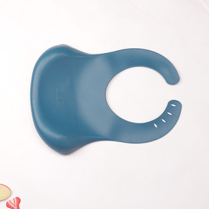 <span class=keywords><strong>Amazon</strong></span> Wholesale supplier latest custom design BPA free silicone baby bibs with catcher - Product Image 4