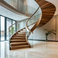 Rampe d'escalier en verre clair avec balustrade en bois à double poutre, finition thermolaquée, structure métal-bois pour escalier courbé
