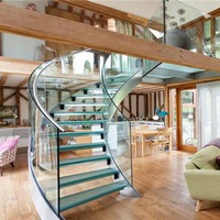 Escalier courbé de style australien moderne, marches en bois, garde-corps en verre, design hélicoïdal en acier inoxydable pour appartement et salle de bain intérieurs