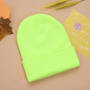 Gorro de Punto de Invierno Cálido de Fibra Acrílica de Color Sólido con Logotipo Bordado Personalizado al por Mayor, Unisex, para Viajes - Product Image 2