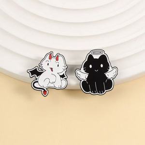 Spilla in lega di zinco smaltata con ali di angelo e diavolo in stile cartone animato, placcatura in nichel nero, per zaino e risvolto, design simpatico bianco e nero - Product Image 4