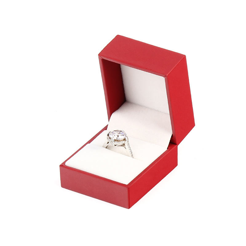 Boîte de bague rouge