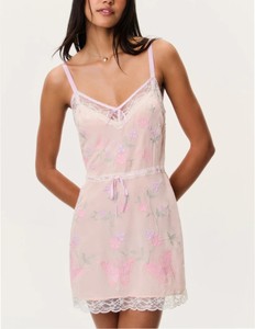 Camisón de malla transparente rosa rubor, minivestido con bordado floral de mariposas y ribete de encaje - Product Image 2