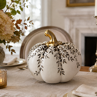 Élégante décoration citrouille crème et blanche avec veines dorées, figurine en résine peinte à la main, tige dorée, centre de table récolte d'automne