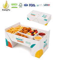 Bedrukte kartonnen fastfoodverpakking met compartimenten voor gefrituurde kip en friet, geschikt voor afhaalrestaurants.