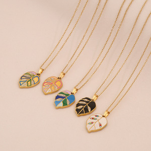 สร้อยคอใบไม้เคลือบเงาแบบศิลปะ |   จี้รูปใบไม้ประดับเพชรเคลือบทอง 18K PVD บนสแตนเลสสตีลสำหรับผู้หญิง |   กันน้ำและป้องกันการแพ้ - Product Image 2