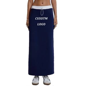 Jupe longue de style sport pour femme avec logo personnalisé, en jersey de coton tricoté, à rayures latérales, jupe maxi, jupe midi sportive marine - Product Image 2