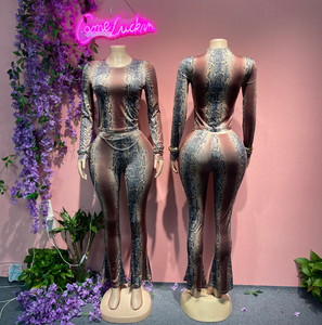 ชุดเซ็กซี่ 2 ชิ้น สำหรับผู้หญิง ลายงู แขนยาว เสื้อครอป+กางเกงขาสั้นเข้าชุด ชุดกลางคืน - Product Image 2