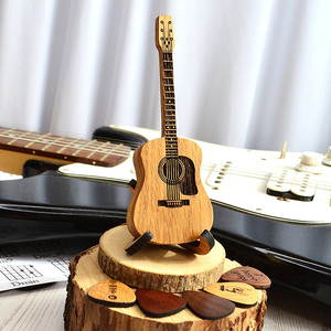 Soporte para Guitarra Miniatura de Madera con Diseño Art Deco, Artesanía en Madera con Tallado Único, Decoración para el Hogar, Venta al Por Mayor - Product Image 1