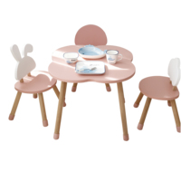 Ensemble de chaises de table pour enfants Table à dessin en forme de dessin animé Une table avec quatre chaises en bois