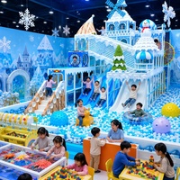 Équipement de terrain de jeu intérieur personnalisé, thème Château de glace Hiver, Tour Moulin à vent, Piscine à balles, Toboggan triple piste, Escalier de montagne, Sable