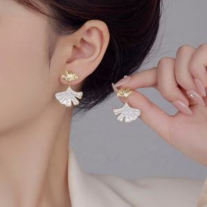 ต่างหูมุกชุบทองคำขาว S925 ดีไซน์หรูหรา ใบแปะก๊วยคู่ สำหรับผู้หญิง ดีไซน์สง่างาม แฟชั่นยอดนิยม - Product Image 2