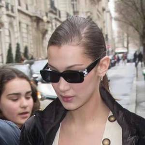 Gafas de sol vintage unisex con logotipo personalizado con marco de metal azul retro Diseño rectangular clásico para hombres y mujeres - Product Image 2