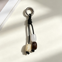 Breloque d'accessoire de sac fait main, porte-clés en perles de résine rayées multicolores avec anneau, décoration minimaliste pour sac à main et sac à dos, cadeau