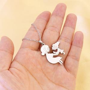 Collar Moderno de Acero Inoxidable con Diseño de Abrazo de <span class=keywords><strong>Amor</strong></span>, Regalo Personalizado para el Día de la Madre, Joyería Minimalista para Mujer, Esposa, Familia - Product Image 2