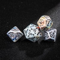 Jeu de dés polyédriques squelette gothique 7 pièces, dés en os de Nécromant pour jeux de rôle sur table à thème horrifique et accessoire de jeu de rôle