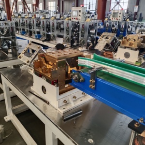 Machine de protection de bord à angle droit Lyan Machine de fabrication de panneaux d'angle en papier de protection de bord Machine de fabrication de protecteurs d'angle de bord - Product Image 2