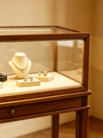 Vitrine à bijoux classique vintage avec éclairage LED, design écologique et durable