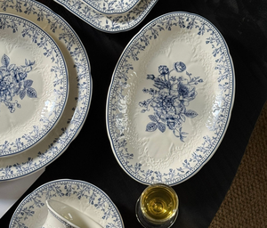 Service de vaisselle en porcelaine bleue à motifs floraux, style royal français élégant, assiettes et tasses en céramique, idéal pour restaurants, mariages, événements - Product Image 5