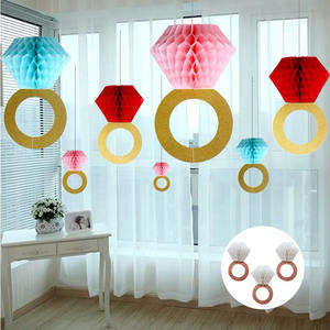 Decoración para Bodas y Fiestas: Adornos Colgantes de Bola de Papel con Diseño de Anillo de Diamantes en Oro Rosa y Panal de Abeja - Product Image 1