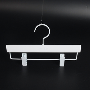 Colgador de <span class=keywords><strong>ropa</strong></span> de <span class=keywords><strong>madera</strong></span>, marca de lujo, color blanco brillante, personalizado, con ganchos y Clips blancos - Product Image 6
