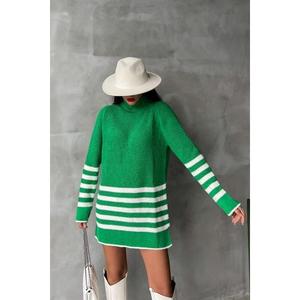 Robe pull oversize rayée Palgen, col roulé, coupe ample, en laine respirante, couleur contrastée verte, mode féminine - Product Image 6