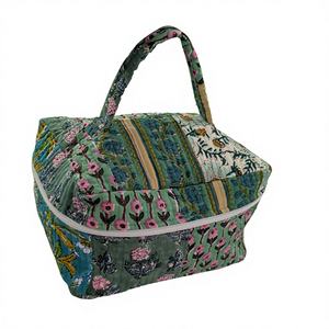 Sac à fermeture éclair grand format léger et écologique en coton 100% artisanal, imprimé à la main, matelassé, motif floral bohème - Product Image 1