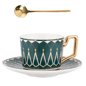 Juego de té de porcelana elegante y floral de lujo de 220cc, taza y platillo acentuados en oro de estilo turco para té o café