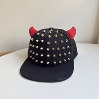 Gorra de béisbol estilo punk transfronterizo con remaches, de marca de moda para hombre, hip-hop casual, de ala plana, para danza callejera, con visera parasol de PVC