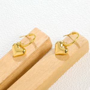 1 Par de Aretes de Acero Inoxidable Chapados en Oro de 18K con Forma de Corazón 3D - Joyería de Lujo Ligero para Regalo en Ocasiones Especiales - Product Image 3