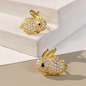 Orecchini a perno realistici a forma di coniglio da donna, design simpatico animale, accessori per l'orecchio per uso quotidiano - Product Image 2