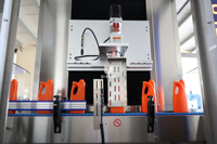 Machine d'alimentation et de désordonnancement de bouteilles en plastique vides avec dispositif de changement de direction des bouteilles entièrement automatique