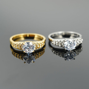 Anello in Acciaio Inossidabile - Classico Anello Nuziale con Diamante per Uomo e Donna Gioielli in Oro 18k con Funzione Anti-sfilacciamento - Product Image 1