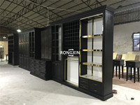 Conception personnalisée Vente au détail de vêtements pour hommes Étagère en métal bois doré pour vêtements Étagère de présentation de vêtements Étagère pour magasin de vêtements