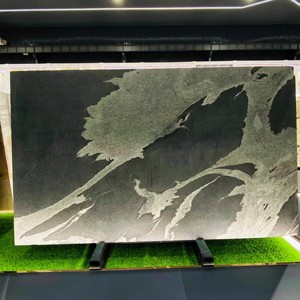 Dalles <span class=keywords><strong>de</strong></span> granit noir python polies <span class=keywords><strong>de</strong></span> luxe pour la décoration moderne, idéales pour les comptoirs <span class=keywords><strong>de</strong></span> cuisine, les îlots, les tables à manger et les revêtements muraux. - Product Image 1