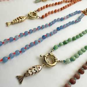 قلادة خانقة مصنوعة يدويًا من الأحجار الطبيعية مع حلية سمكة من الفولاذ المقاوم للصدأ المطلي بالذهب عيار 18 قيراط، مقاومة للماء والتآكل، متوفرة بالجملة - Product Image 6