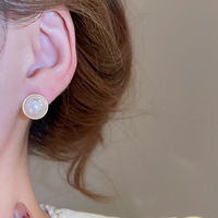Ensemble de boucles d'oreilles clous en acier avec perles Edison géométriques - Style Luxe - Blanc Éclatant pour le Quotidien et Tenues Polyvalentes